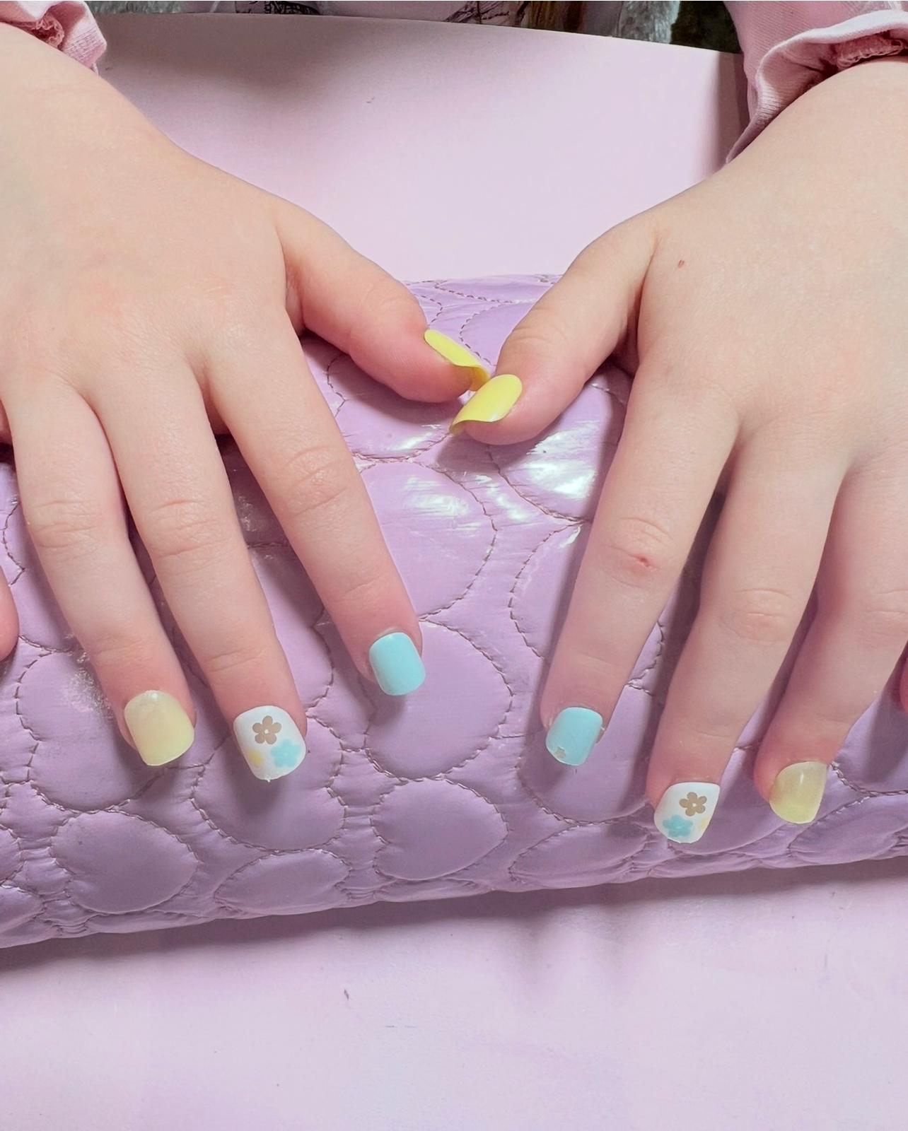  Nails